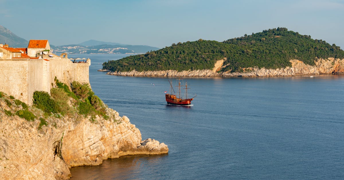 découvrez lokrum, une île enchanteresse située au large de dubrovnik, en croatie. explorez ses paysages naturels préservés, ses plages de sable fin et ses vestiges historiques, tout en profitant d'activités de randonnée et de baignade dans des eaux cristallines. un havre de paix pour les amoureux de la nature et les aventuriers!
