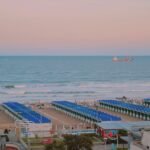 découvrez maestral beach, une magnifique plage aux eaux turquoise et au sable doré, idéale pour les familles et les amateurs de détente. profitez d'activités nautiques, de restaurants en bord de mer et d'un environnement naturel préservé pour des vacances inoubliables.