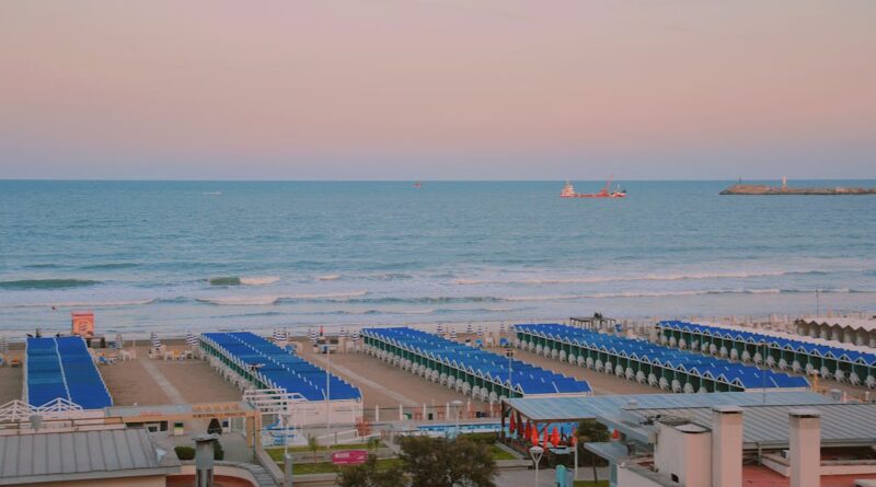 découvrez maestral beach, une magnifique plage aux eaux turquoise et au sable doré, idéale pour les familles et les amateurs de détente. profitez d'activités nautiques, de restaurants en bord de mer et d'un environnement naturel préservé pour des vacances inoubliables.