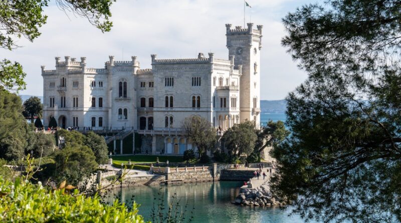 découvrez miramare, un lieu unique alliant beauté naturelle et patrimoine historique. profitez de ses paysages à couper le souffle, de ses jardins luxuriants et de son riche héritage culturel pour une expérience inoubliable.