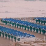 découvrez une plage naturiste idyllique où la liberté et l'harmonie avec la nature se rencontrent. profitez d'un cadre paisible pour vous détendre, bronzer et vous ressourcer au cœur d'un environnement naturel préservé.