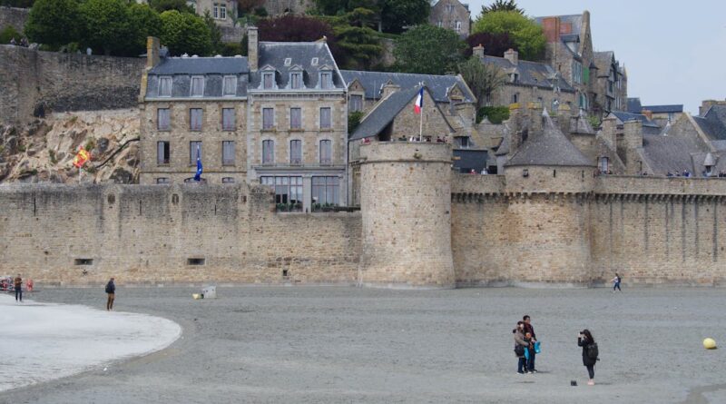 découvrez polidor beach, une magnifique plage où le sable doré rencontre les eaux cristallines. profitez d'activités en plein air, de moments de détente au soleil et d'une ambiance conviviale. parfait pour les familles et les amoureux de la nature!