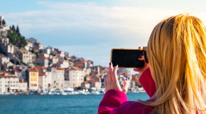 découvrez la beauté de šibenik, une ville côtière en croatie riche en histoire, avec des ruelles pittoresques, des forteresses médiévales et une ambiance méditerranéenne unique. explorez ses monuments classés au patrimoine mondial de l'unesco et laissez-vous séduire par ses plages magnifiques.