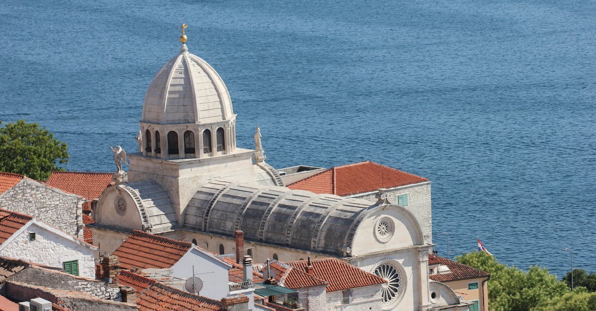 découvrez šibenik, une charmante ville croate au bord de la mer adriatique, célèbre pour son riche patrimoine historique, ses forteresses médiévales, et sa vieille ville classée au patrimoine mondial de l'unesco. explorez ses ruelles pittoresques, savourez la cuisine locale et profitez de paysages époustouflants offrant une vue imprenable sur la mer.