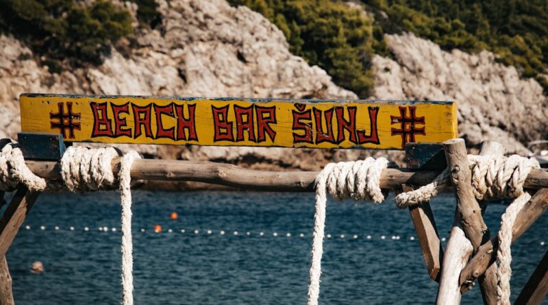 découvrez sunj beach, votre destination idéale pour des journées ensoleillées, des activités de plage excitantes et des moments de détente inoubliables au bord de la mer. profitez de notre ambiance chaleureuse et de nos services de qualité pour des vacances mémorables.