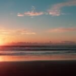 découvrez le parfait mélange de tranquillité et de beauté à sunset beach, où le ciel se teinte de couleurs éclatantes au coucher du soleil, créant un cadre idyllique pour se détendre, se promener sur le sable chaud ou profiter d'activités nautiques. un véritable havre de paix pour tous les amoureux de la nature et des paysages enchanteurs.