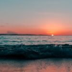 découvrez la beauté époustouflante de sunset beach, une plage idyllique où le ciel se teinte de couleurs vibrantes au coucher du soleil. profitez de moments de détente au bord de l'eau, d'activités nautiques et d'une atmosphère paisible, parfaite pour des vacances inoubliables.