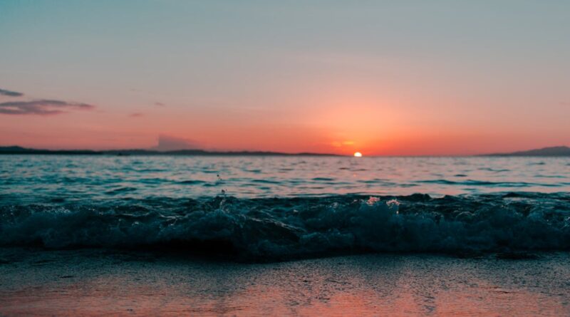 découvrez la beauté époustouflante de sunset beach, une plage idyllique où le ciel se teinte de couleurs vibrantes au coucher du soleil. profitez de moments de détente au bord de l'eau, d'activités nautiques et d'une atmosphère paisible, parfaite pour des vacances inoubliables.