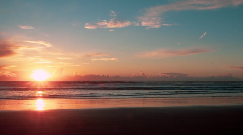 découvrez le parfait mélange de tranquillité et de beauté à sunset beach, où le ciel se teinte de couleurs éclatantes au coucher du soleil, créant un cadre idyllique pour se détendre, se promener sur le sable chaud ou profiter d'activités nautiques. un véritable havre de paix pour tous les amoureux de la nature et des paysages enchanteurs.