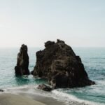 découvrez la plage de sv jakov, un véritable havre de paix situé sur la côte dalmate. profitez de ses eaux cristallines, de son ambiance calme et de ses paysages à couper le souffle, parfaits pour des moments de détente ou des activités nautiques inoubliables.