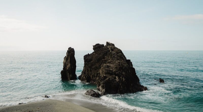 découvrez la plage de sv jakov, un véritable havre de paix situé sur la côte dalmate. profitez de ses eaux cristallines, de son ambiance calme et de ses paysages à couper le souffle, parfaits pour des moments de détente ou des activités nautiques inoubliables.