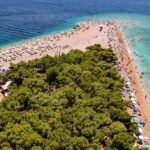 découvrez zlatni rat, la célèbre plage croate aux formes uniques, idéale pour les amoureux de la nature et les passionnés de sports nautiques. profitez de ses eaux cristallines et de ses paysages à couper le souffle.
