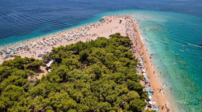 découvrez zlatni rat, la célèbre plage croate aux formes uniques, idéale pour les amoureux de la nature et les passionnés de sports nautiques. profitez de ses eaux cristallines et de ses paysages à couper le souffle.