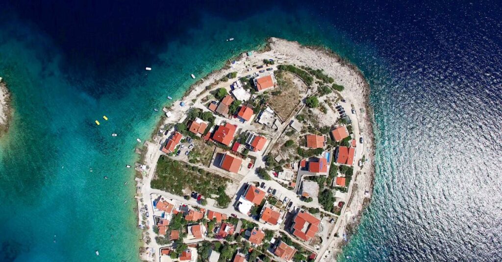 découvrez la croatie, un pays aux paysages époustouflants, aux plages ensoleillées et à la richesse culturelle. explorez ses villes historiques, savourez la délicieuse cuisine locale et profitez d'aventures en plein air dans ce joyau de la méditerranée.