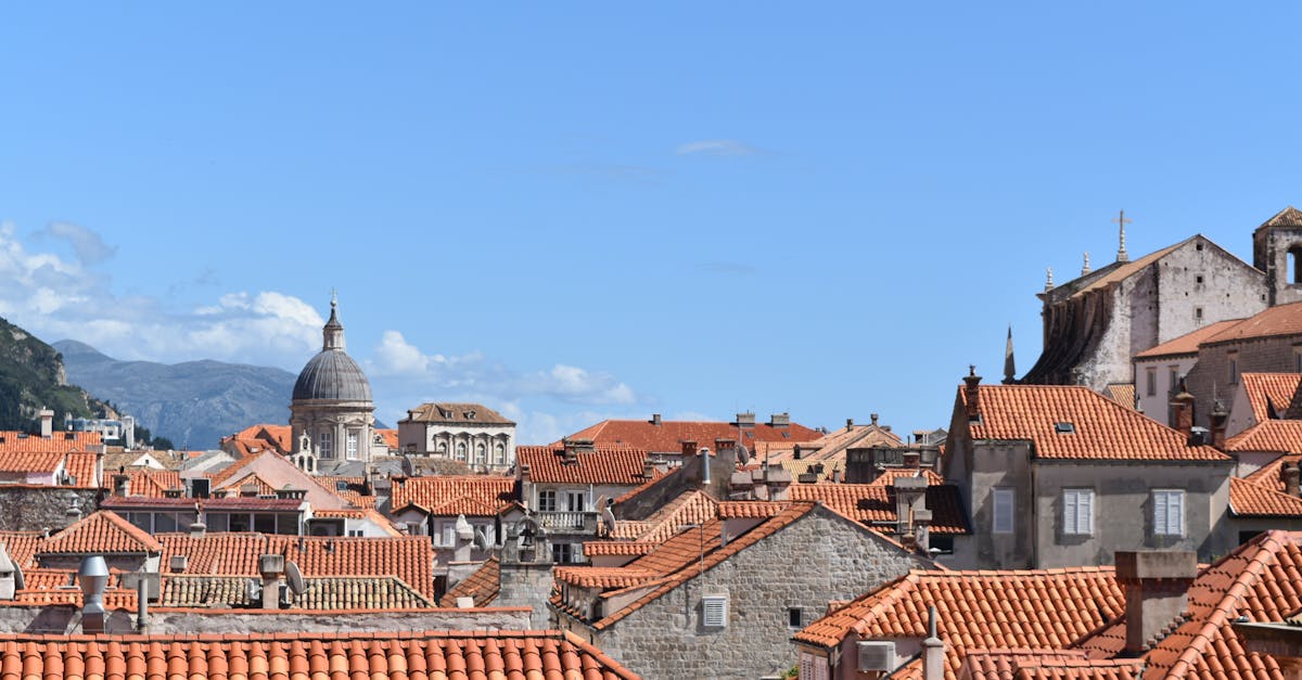 découvrez la beauté envoûtante de la croatie, avec ses paysages pittoresques, ses plages idylliques et son riche patrimoine culturel. explorez des villes historiques comme dubrovnik et split, ainsi que des parcs nationaux à couper le souffle. partez à l'aventure dans ce joyau de l'adriatique !