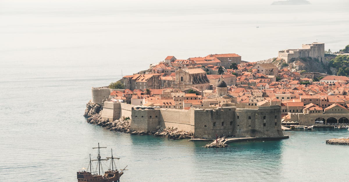 découvrez la beauté envoûtante de la croatie, un pays riche en histoire, plages spectaculaires et paysages à couper le souffle. explorez ses charmantes villes médiévales et savourez sa délicieuse cuisine. parfait pour des vacances inoubliables!