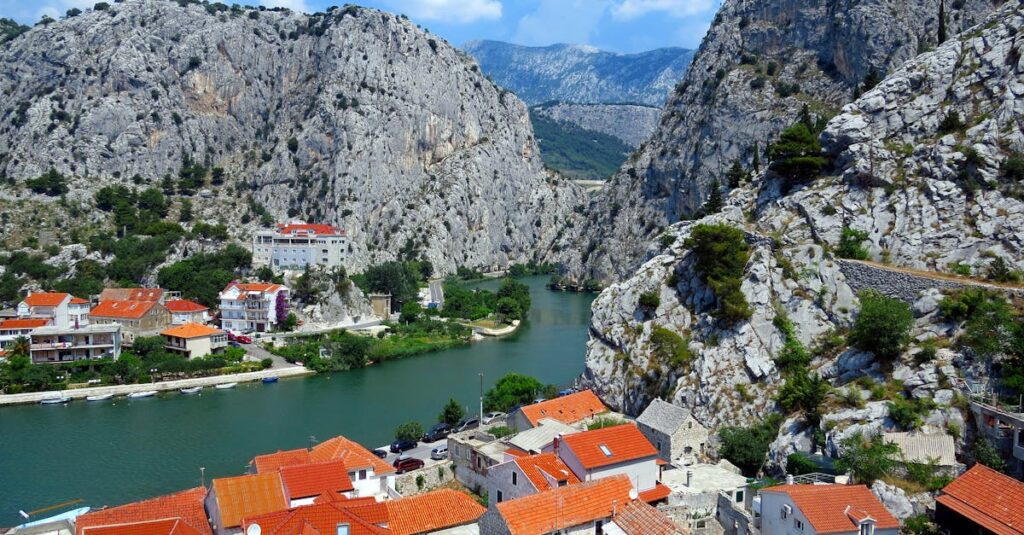 découvrez la croatie, un pays enchanteur où l'histoire rencontre la beauté naturelle. explorez ses plages idylliques, ses villes historiques et sa délicieuse cuisine. partez à l'aventure dans ce joyau de la méditerranée !