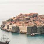 découvrez la beauté de la croatie, un pays magnifique aux côtes ensoleillées, aux parcs nationaux époustouflants et à une riche histoire culturelle. explorez ses charmantes villes médiévales, savourez une cuisine délicieuse et profitez d'activités en plein air au bord de la mer adriatique.
