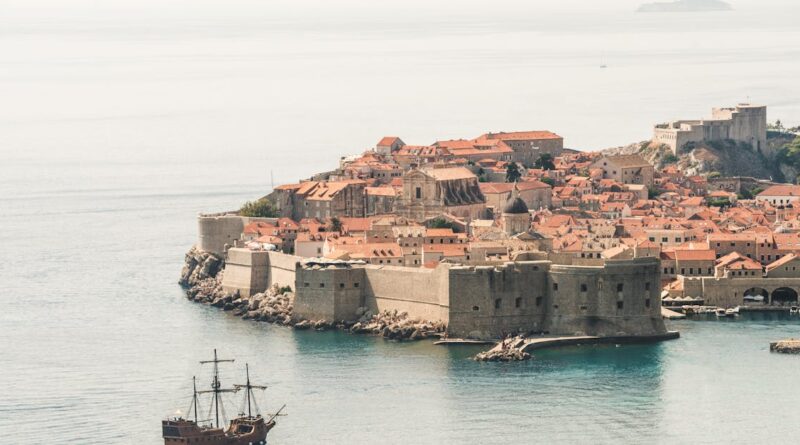 découvrez la beauté de la croatie, un pays magnifique aux côtes ensoleillées, aux parcs nationaux époustouflants et à une riche histoire culturelle. explorez ses charmantes villes médiévales, savourez une cuisine délicieuse et profitez d'activités en plein air au bord de la mer adriatique.