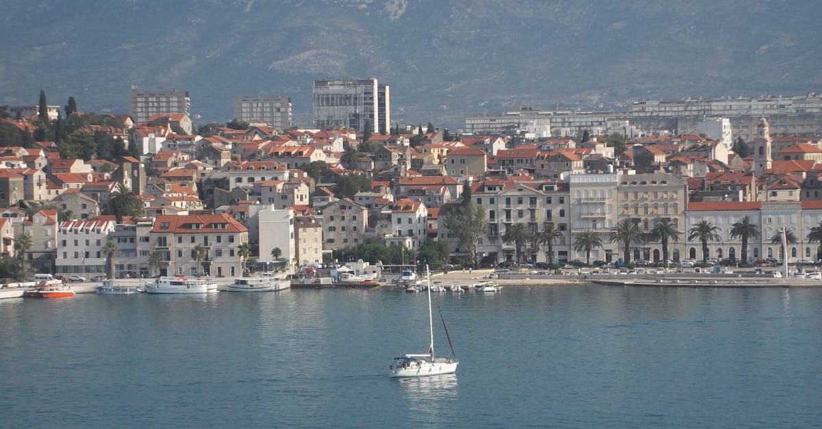 découvrez la dalmatie, une région côtière de croatie célèbre pour ses paysages époustouflants, ses plages idylliques et son riche patrimoine historique. explorez les charmantes villes de dubrovnik et split, et plongez dans la culture locale tout en savourant la délicieuse cuisine méditerranéenne.
