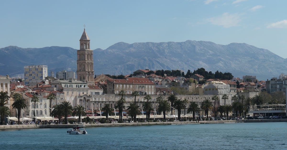découvrez le palais de dioclétien, un chef-d'œuvre architectural situé à split, en croatie. plongez dans l'histoire fascinante de cet ancien palais romain, classé au patrimoine mondial de l'unesco, et explorez ses ruelles, ses monuments et son riche héritage culturel.