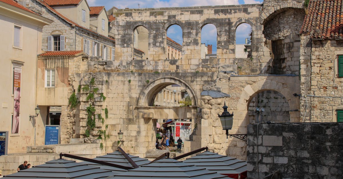 découvrez le palais de dioclétien, un impressionnant site historique situé à split, en croatie. explorez les vestiges de ce monument romain majestueux, classé au patrimoine mondial de l'unesco, qui témoigne de la richesse architecturale et de l'histoire fascinante de l'empire romain.