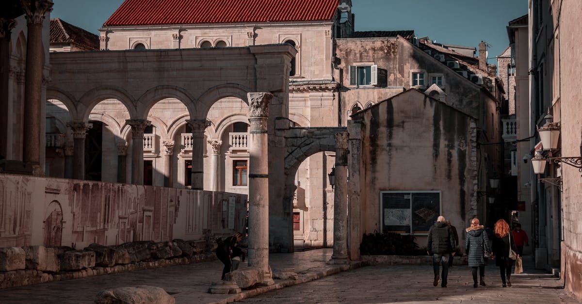 découvrez le palais de dioclétien, une impressionnante structure de l'antiquité située à split, en croatie. admirez l'architecture romaine bien préservée et plongez dans l'histoire fascinante de cet ancien palais impérial.