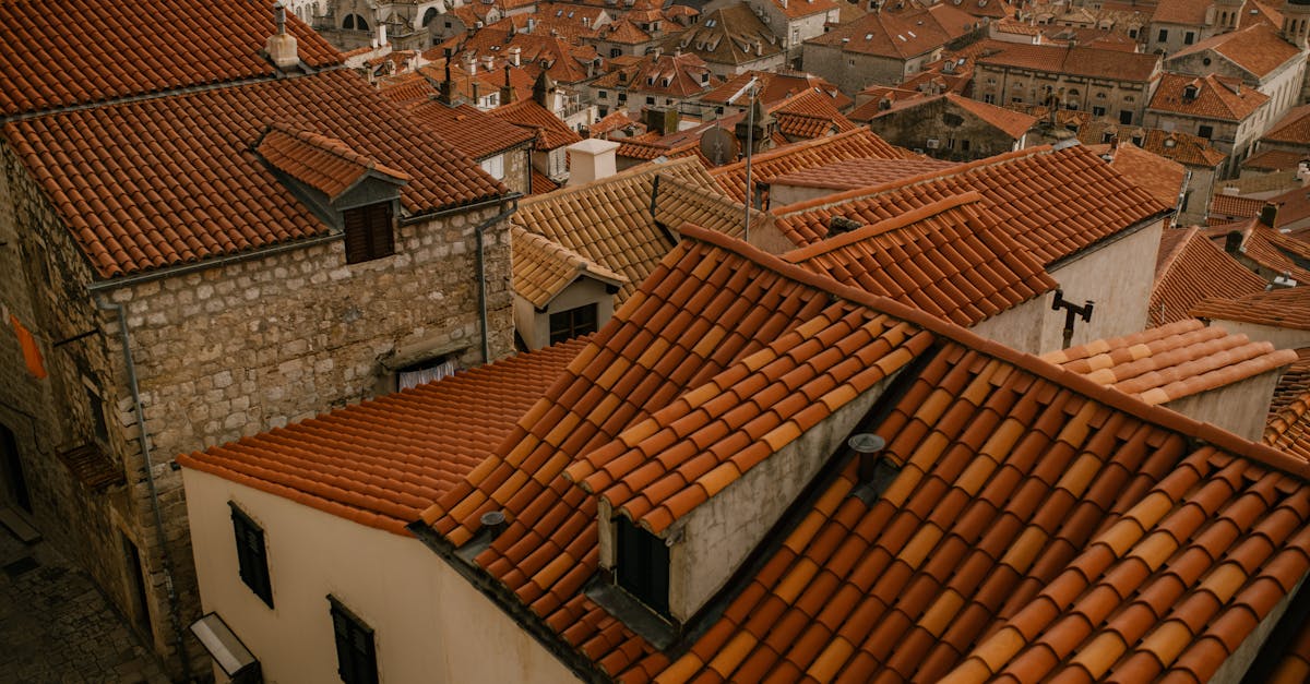 découvrez dubrovnik, la perle de l'adriatique, avec ses remparts médiévaux, ses ruelles pavées et ses paysages à couper le souffle. explorez son riche patrimoine culturel, profitez de ses plages ensoleillées et savourez une délicieuse cuisine locale dans cette ville emblématique de croatie.