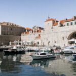 découvrez dubrovnik, la perle de l'adriatique, célèbre pour ses remparts majestueux, ses rues pavées et son riche patrimoine historique. explorez ses charmantes ruelles, profitez de la cuisine locale savoureuse et admirez des paysages à couper le souffle sur la mer. une destination incontournable pour les amateurs de culture et de beauté naturelle.