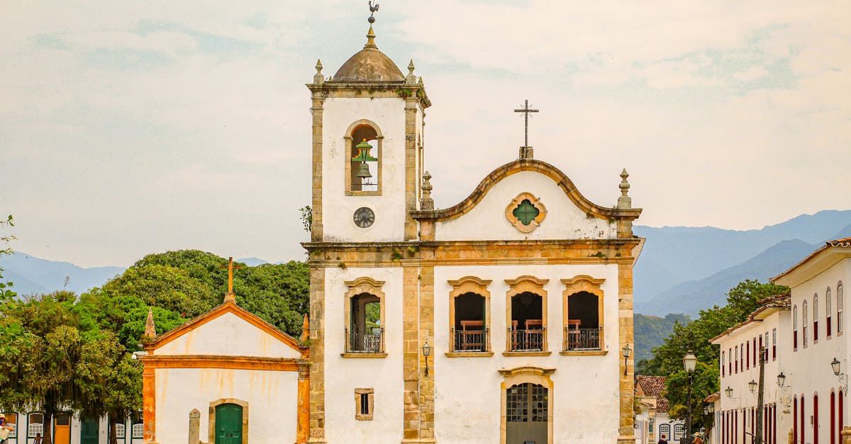découvrez la basilique euphrasius, un chef-d'œuvre de l'architecture byzantine situé à poreč, en croatie. inscrite au patrimoine mondial de l'unesco, cette église du vie siècle séduit par ses mosaïques éclatantes et son riche historique, offrant aux visiteurs une plongée fascinante dans l'art et la culture des premiers chrétiens.