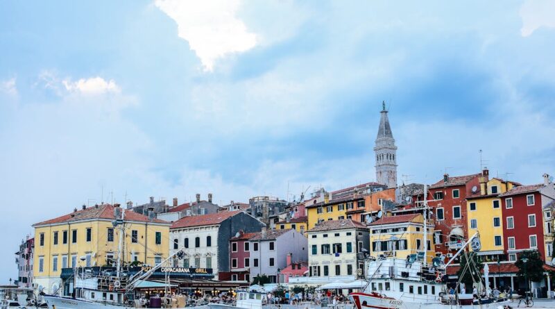 découvrez istria, une magnifique région de croatie, riche en paysages pittoresques, en histoire fascinante et en délices culinaires. explorez ses charmants villages médiévaux, ses côtes ensoleillées et sa culture vibrante pour une expérience inoubliable.