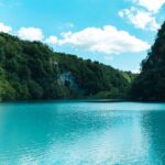 découvrez les magnifiques lacs de plitvice, un joyau naturel de croatie, avec ses eaux turquoise et ses cascades impressionnantes. émerveillez-vous devant la beauté des paysages classés au patrimoine mondial de l'unesco et explorez les sentiers enchanteurs de ce parc national.