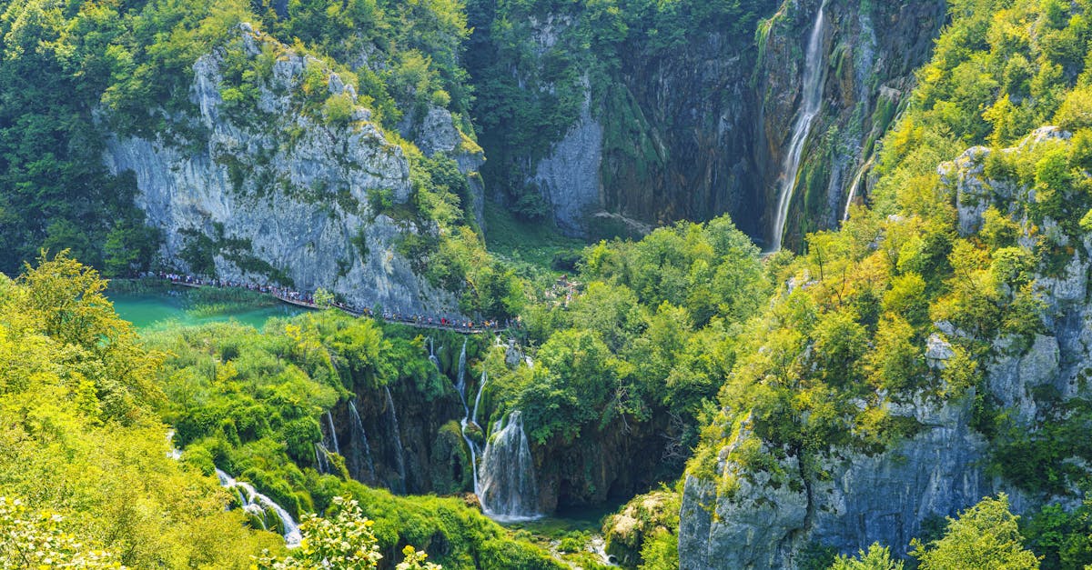 découvrez les merveilles naturelles des lacs de plitvice, un parc national classé au patrimoine mondial de l'unesco en croatie. explorez ses cascades spectaculaires, ses sentiers pittoresques et sa biodiversité unique dans un paysage enchanteur.