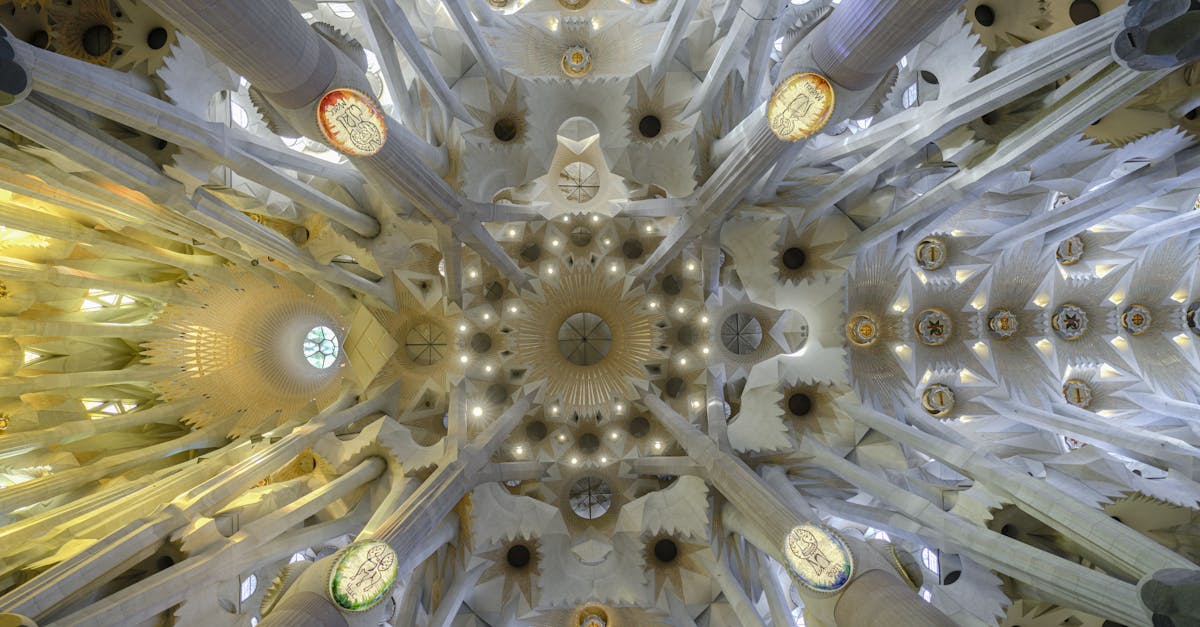 découvrez la majestueuse cathédrale de šibenik, un chef-d'œuvre de l'architecture de la renaissance, classé au patrimoine mondial de l'unesco. admirez ses sculptures détaillées et son impressionnante façade en pierre, symbole de l'héritage culturel de la croatie.