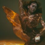 découvrez l'univers envoûtant de 'silent dance', un spectacle immersif alliant mouvements gracieux et musique apaisante. plongez dans une expérience sensorielle unique où chaque geste raconte une histoire silencieuse. parfait pour les amateurs d'art et de danse contemporaine.