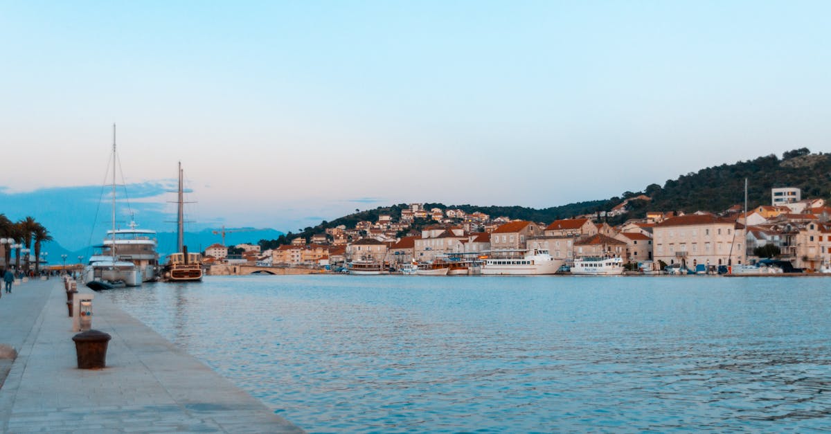 découvrez trogir, une charmante ville côtière en croatie, célèbre pour son patrimoine historique, ses ruelles pavées et ses magnifiques paysages marins. explorez ses sites classés au patrimoine mondial de l'unesco, savourez la cuisine locale et profitez d'une ambiance méditerranéenne unique.