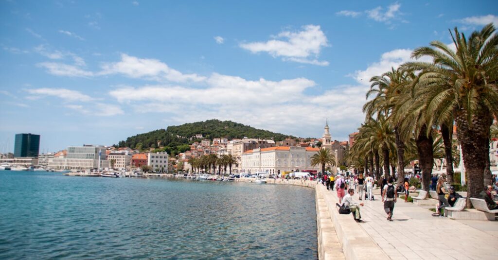 découvrez trogir, une magnifique ville côtière en croatie, célèbre pour son architecture médiévale, ses charmantes ruelles pavées et son riche patrimoine historique. explorez les sites classés au patrimoine mondial de l'unesco, profitez des vues imprenables sur la mer adriatique et savourez la délicieuse cuisine locale.