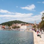 découvrez trogir, une magnifique ville côtière en croatie, célèbre pour son architecture médiévale, ses charmantes ruelles pavées et son riche patrimoine historique. explorez les sites classés au patrimoine mondial de l'unesco, profitez des vues imprenables sur la mer adriatique et savourez la délicieuse cuisine locale.