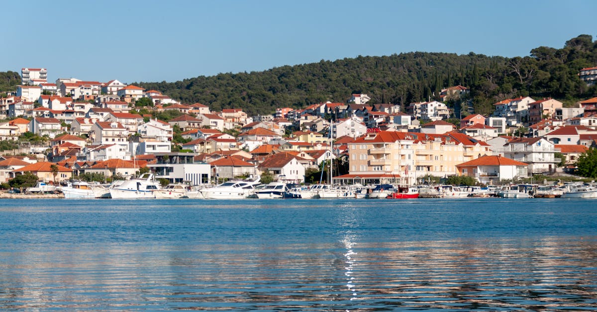 découvrez trogir, la perle de la côte croate, célèbre pour son architecture médiévale préservée, ses charmantes ruelles pavées et son ambiance méditerranéenne. explorez son riche patrimoine culturel, classé au patrimoine mondial de l'unesco, et laissez-vous séduire par ses plages idylliques et ses délices gastronomiques.