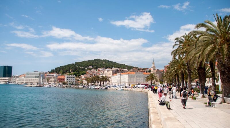 découvrez trogir, une magnifique ville côtière en croatie, célèbre pour son architecture médiévale, ses charmantes ruelles pavées et son riche patrimoine historique. explorez les sites classés au patrimoine mondial de l'unesco, profitez des vues imprenables sur la mer adriatique et savourez la délicieuse cuisine locale.
