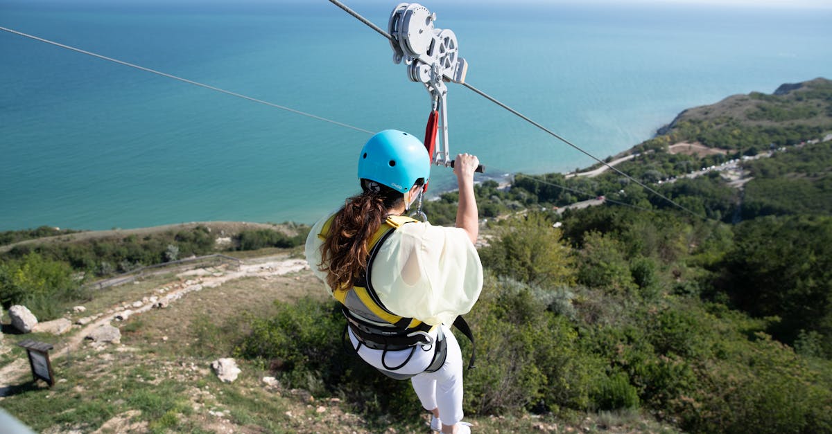 découvrez l'adrénaline des tyroliennes avec nos expériences de zipline ! volez à travers les paysages spectaculaires tout en ressentant la liberté et l'excitation. idéal pour les aventuriers et les amateurs de sensations fortes, notre zipline vous promet des souvenirs inoubliables.
