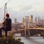 découvrez l'excitation de la zipline, une activité d'aventure qui vous permet de survoler des paysages époustouflants à grande vitesse. que ce soit en forêt, en montagne ou près d'un cours d'eau, ressentez une montée d'adrénaline inoubliable tout en profitant de la nature. parfait pour les amateurs de sensations fortes et les familles en quête d'une expérience unique.