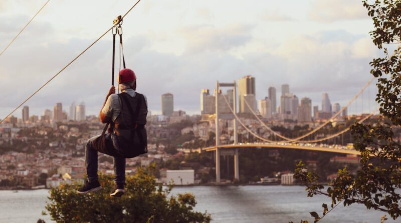 découvrez l'excitation de la zipline, une activité d'aventure qui vous permet de survoler des paysages époustouflants à grande vitesse. que ce soit en forêt, en montagne ou près d'un cours d'eau, ressentez une montée d'adrénaline inoubliable tout en profitant de la nature. parfait pour les amateurs de sensations fortes et les familles en quête d'une expérience unique.